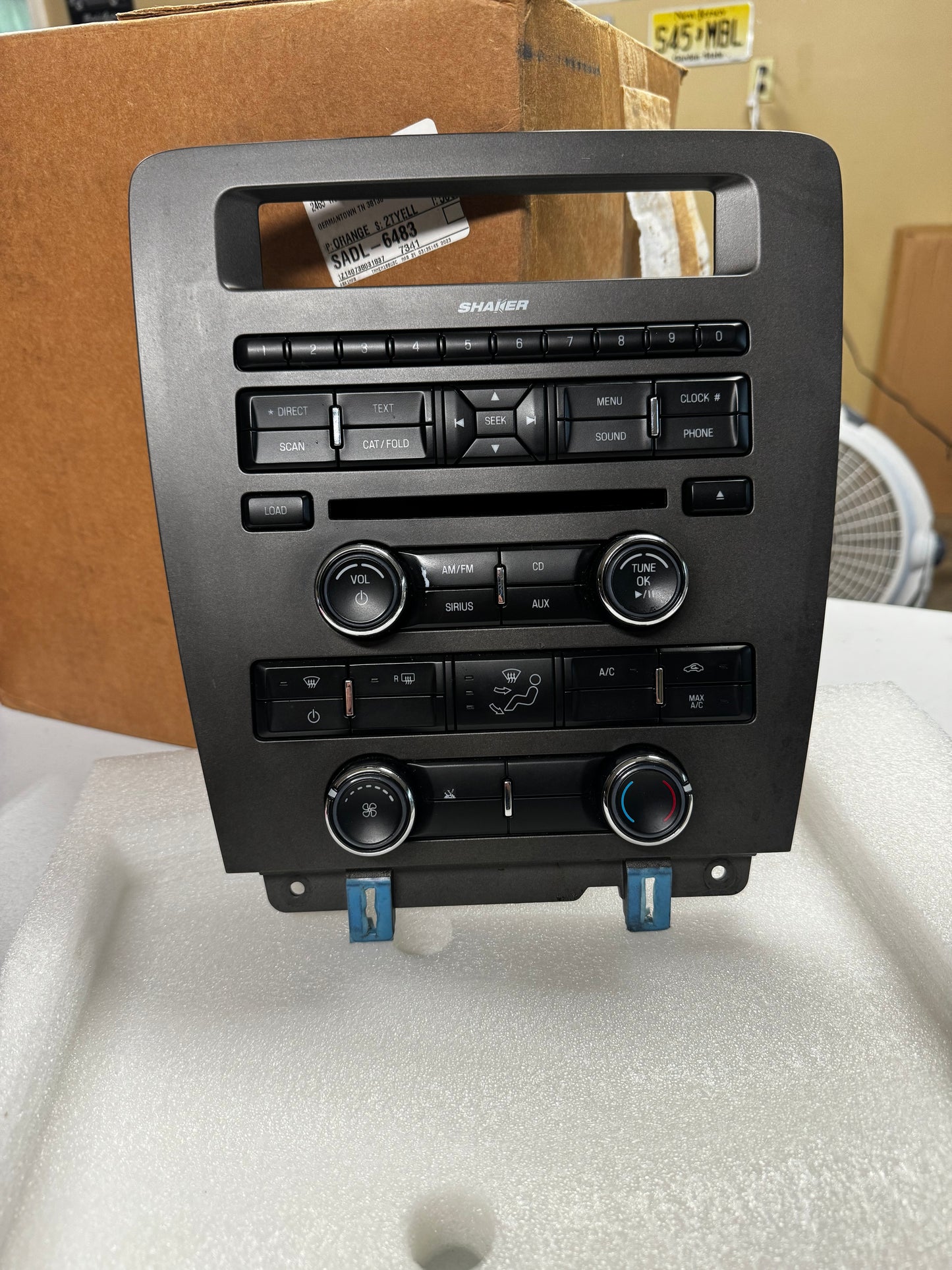 2011-2014 MUSTANG RADIO WITH BEZEL (USED)